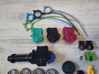 Sbírka Beyblade – hromada originálních dílů + launchery - 6