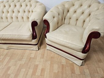 CHESTERFIELD ŠTÝL,MÁSLOVEJ FARBY KOMB.S MAHAG.DREVOM - 6