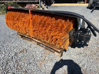 Štětkový zametač noví na smykový nakladač - 6