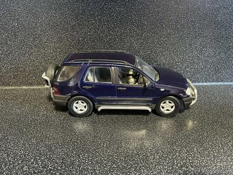 Mercedes Benz ML W163 1:18 - 6