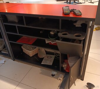 Velký industriální prodejní pult nebo bar. - 6