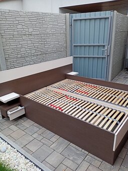 Prodám manželskou postel + Dva noční stolky - 6