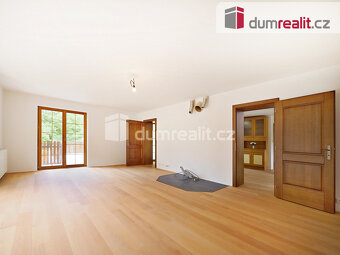 Vila 8+1, dvě garáže, terasa, balkon, pozemek 3176 m2 - 6
