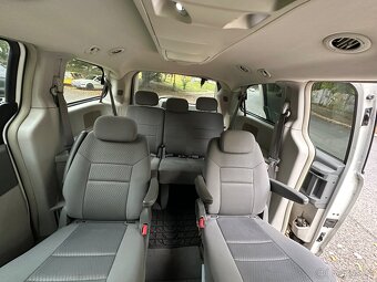 Chrysler Town & Country Touring – prostorný americký minivan - 6