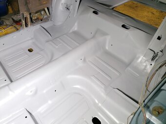 Prodám Ford mustang 1966 3.3L, 3st aut. ve stádiu renovace - 6