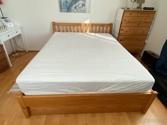 Krásná borovicová postel z masivu s úložnými šuplíky - 6
