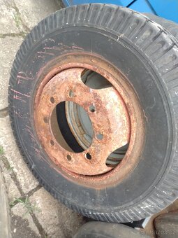 Kola po stoje zemědělské techniky a zetor 25 - 6