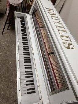 Futuristické Pianino Petrof - 6