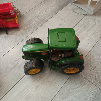 Traktor John Deere a Massey Ferguson - 6