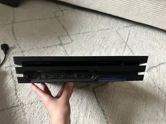 Herní konzole PlayStation 4 Pro - 6