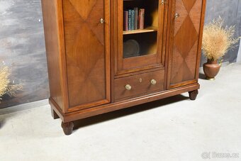 Klasická knihovna z masivního dubového dřeva VITRINA - 6