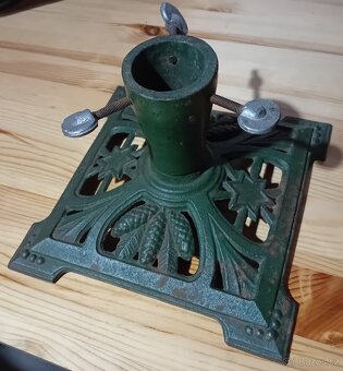 Prodám starožitný litinový stojánek na stromeček - 6