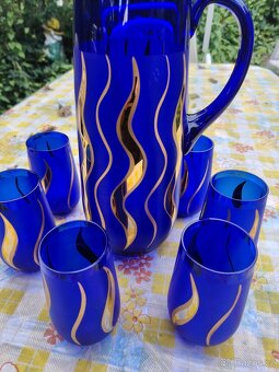 Modrý skleněný džbán a 6 skleniček - 6