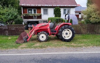 Malotraktor Yanmar s čelním nakladačem - 6