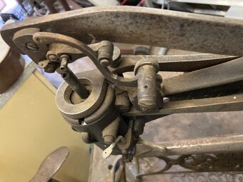 Prodám historický šicí stroj na kůži a boty - 6
