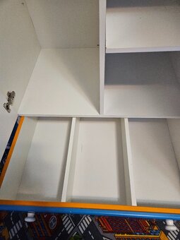 Dětský nábytek - skříně, postel, stůl a poličky - 6