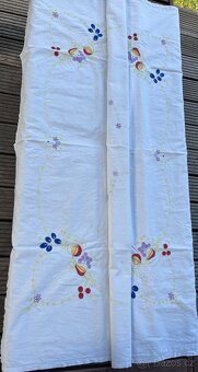 Staré vyšívané ubrusy, háčkované dečky a gobelínový přehoz - 6