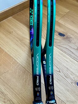 2x nové a identické Yonex Vcore Pro 97D (2021) - 6