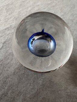 Skleněné těžítko s modrým středem ve tvaru bubliny - 6