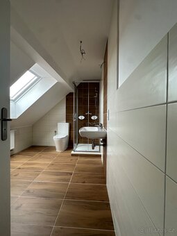NOVĚ ZREKONSTRUOVANÝ PODKROVNÍ BYT 3+KK NA NÁMĚSTÍ VE CHVALŠ - 6