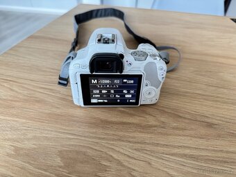 Canon EOS 200D - 6