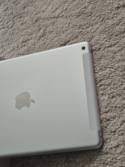 Apple iPad 6. generace 32 Cellular - 6
