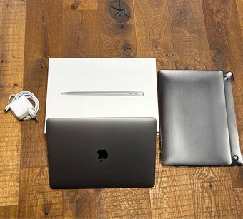 Apple Macbook Air 13, model 2020, top stav - 6