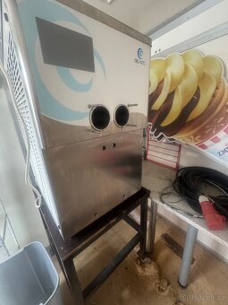 Kompletní stroj a bouda na točenou zmrzlinu - 6