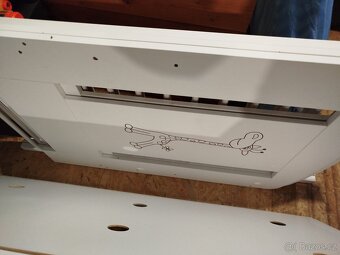 Dětská dřevěná postýlka v bíle barvě s motivem žirafy - 6