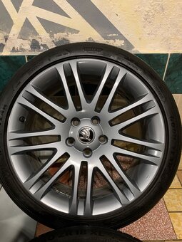 Alu kola Škoda R18 5X112 LETNÍ PNEU 225/40 R18 LUXON DOT 24 - 6