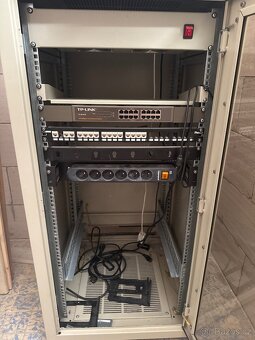 racková skříň 18U – UPS, PoE switch - 6