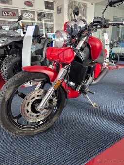 Honda - VF 700 Magna - 6