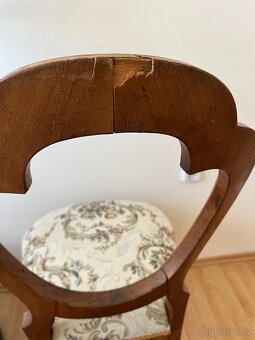 Sada z pozůstalosti: sofa, masivní oválný stůl a 4 židle - 6