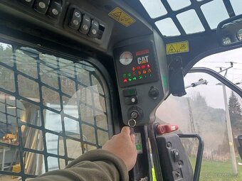 CAT 289C pásový nakladač - 6