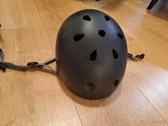 Kolečkové brusle 34-37 s chráničemi a helmou - 6