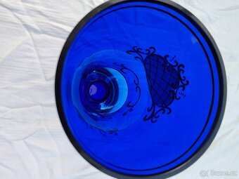 Modrá skleněná váza s ornamentem - 6