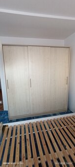 Posuvná skříň šatní - 6