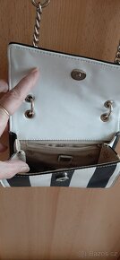 Hezká malá kabelka/crossbody originál Guess - 6