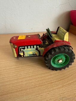 Starý plechový traktor na klíček - 6