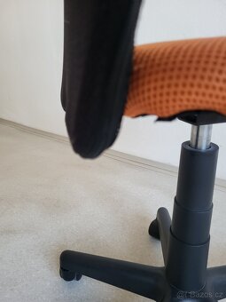 Pohodlná polohovatelná dětská pracovní židle ke stolu oranžo - 6