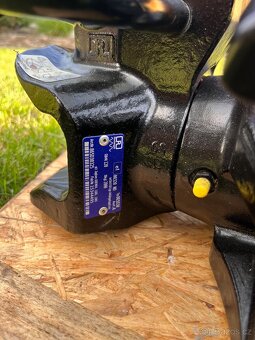 Prodám závěs šíře 33cm vhodný pro traktory John Deere - 6