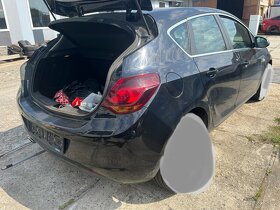 Opel Astra J , NÁHRADNÍ DÍLY , dveře , blatník - 6
