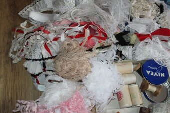 věci na šití,zbytky krajek ,pentlí a látek - 6
