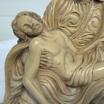 Stará socha Pieta dle Michelangela masivní 3 kg 2 900 Kč - 6