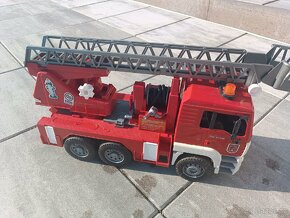 Bruder hasičské auto + John Deere s vleckou - 6
