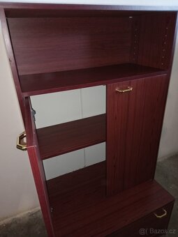 Zdarma sympatická regálová skříň - 6