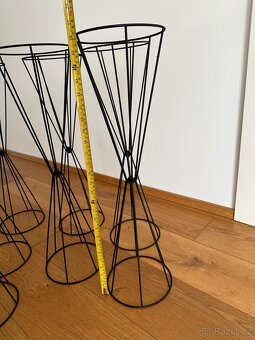 9 kusů černých kovových váz/stojanů na květiny na svatbu - 6