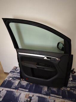 Prodám přední levý dveře Touran 2009 facelift - 6