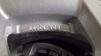 Dezent v krásném stavu 18” se zimními pneu - 6