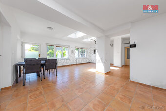 Prodej rodinného 263m² s pozemkem 1250m² v Šumicích - 6